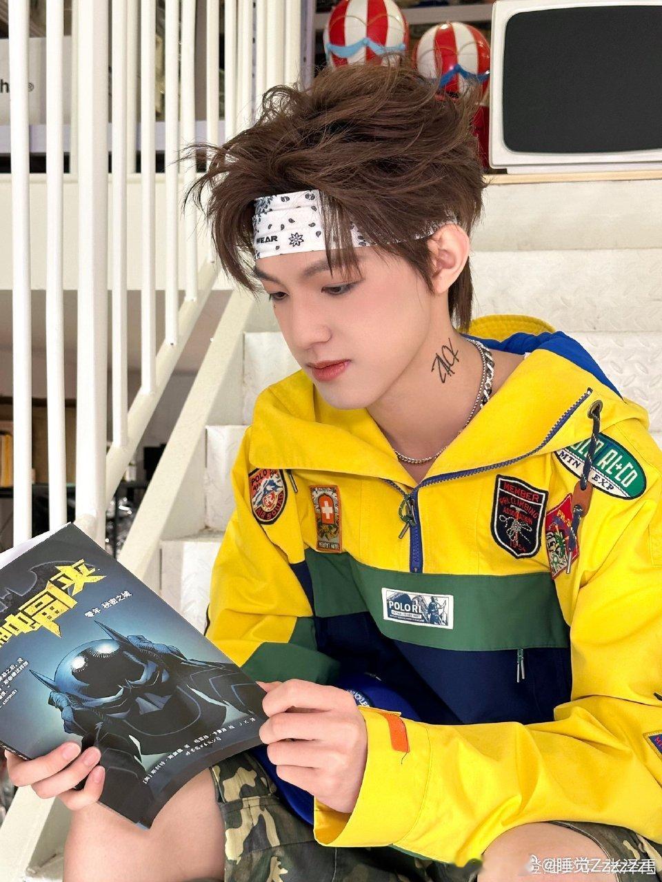 张泽禹别看手机看看我吧张泽禹毛绒小王冠清新少年感碰撞萌系小王冠，撒娇小互动灵动俏