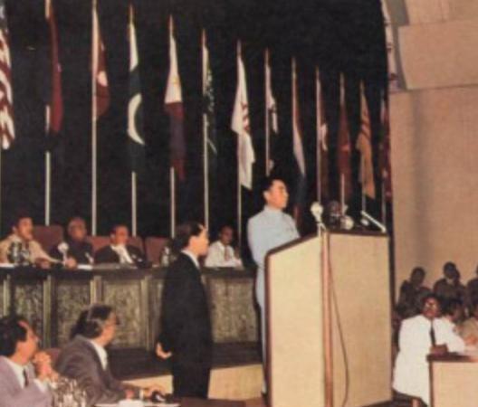 万隆会议期间，周总理所乘飞机险些被清洁工放置的炸弹暗害，因计划临时变更才得以幸免