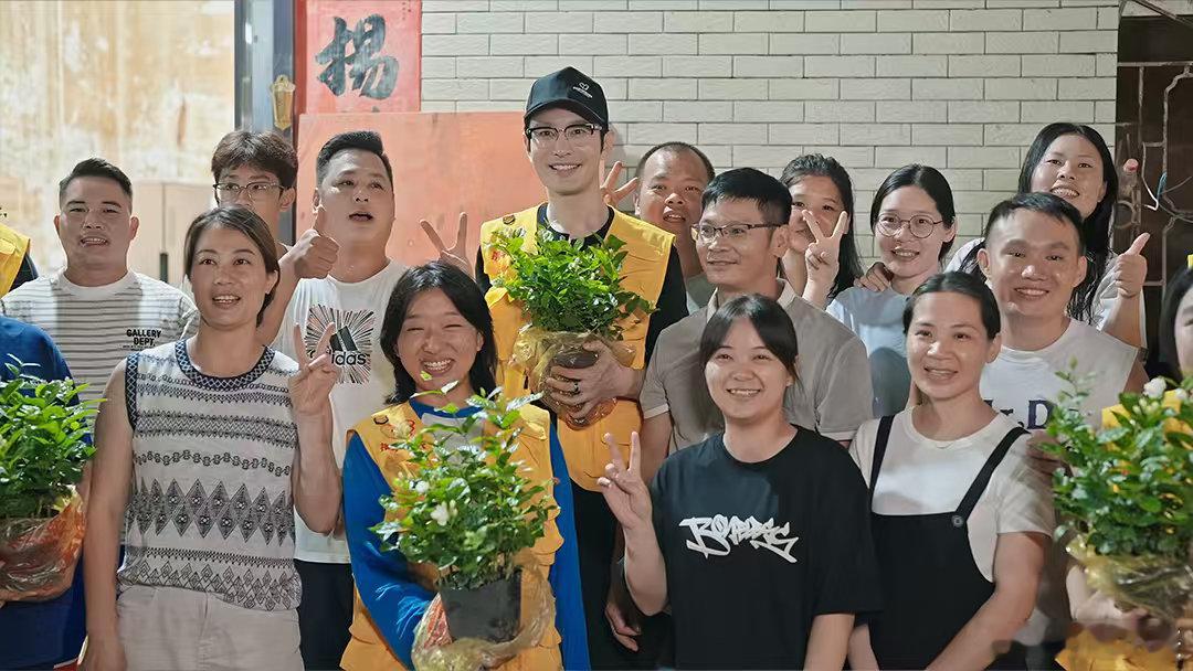 黄晓明为广西救灾志愿者买菜做饭退伍军人参与救灾称若有战召必回益起在场 黄晓明不搞