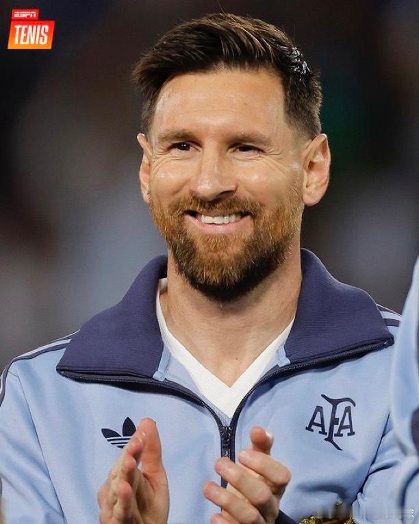 阿根廷🇦🇷足球巨星梅西夸赞网坛三巨头🗣️🐐莱昂内尔·梅西接受 NBC 新