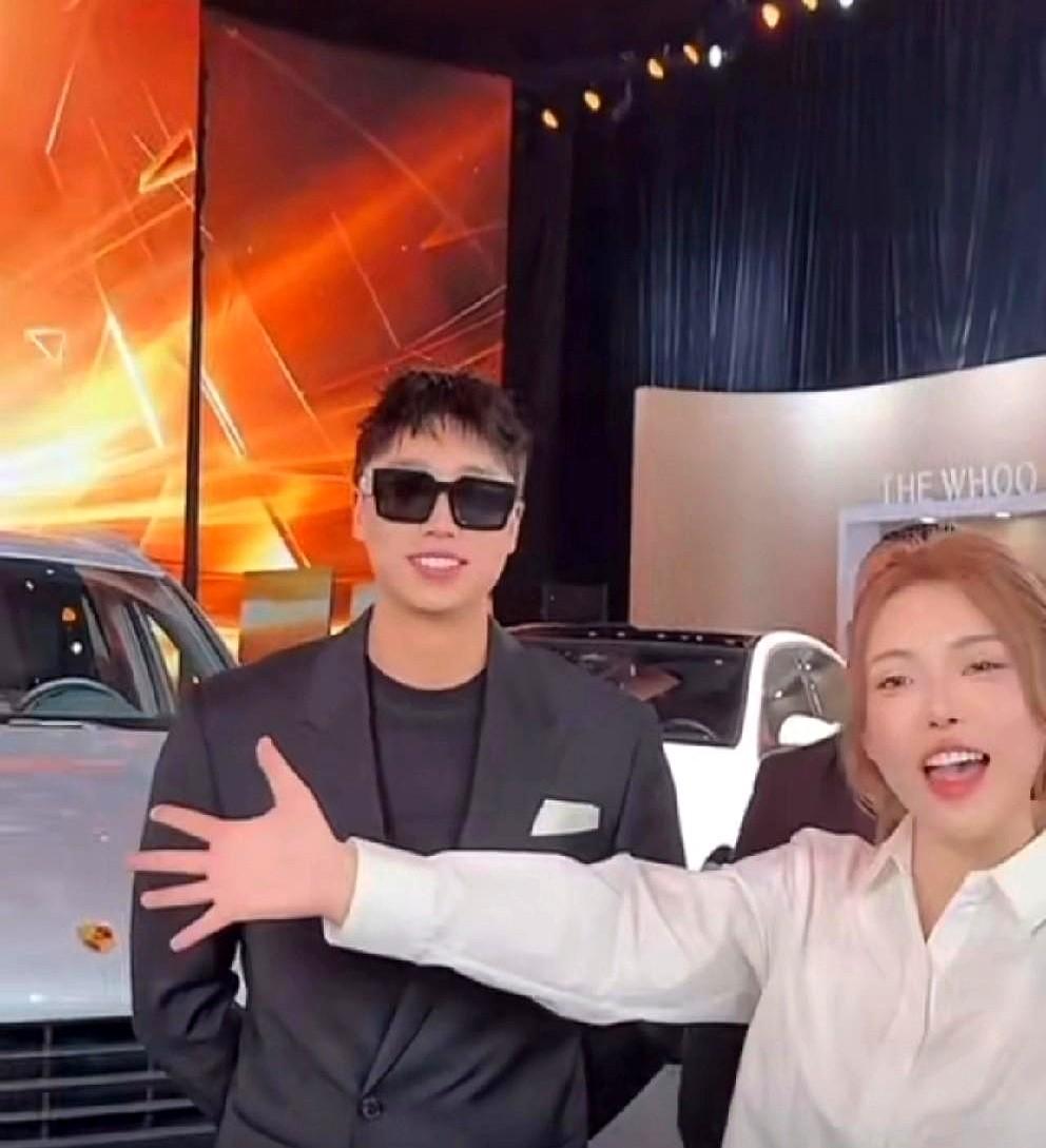 你买的T恤可能代表了你的情感归属，也可能仅仅是一件衣服。

刘二狗和蛋蛋通过打造