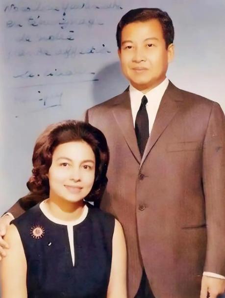 1941年的金边王宫，19岁的西哈努克刚登基不久。庆典上，他目光落在姨妈蓬珊莫尼