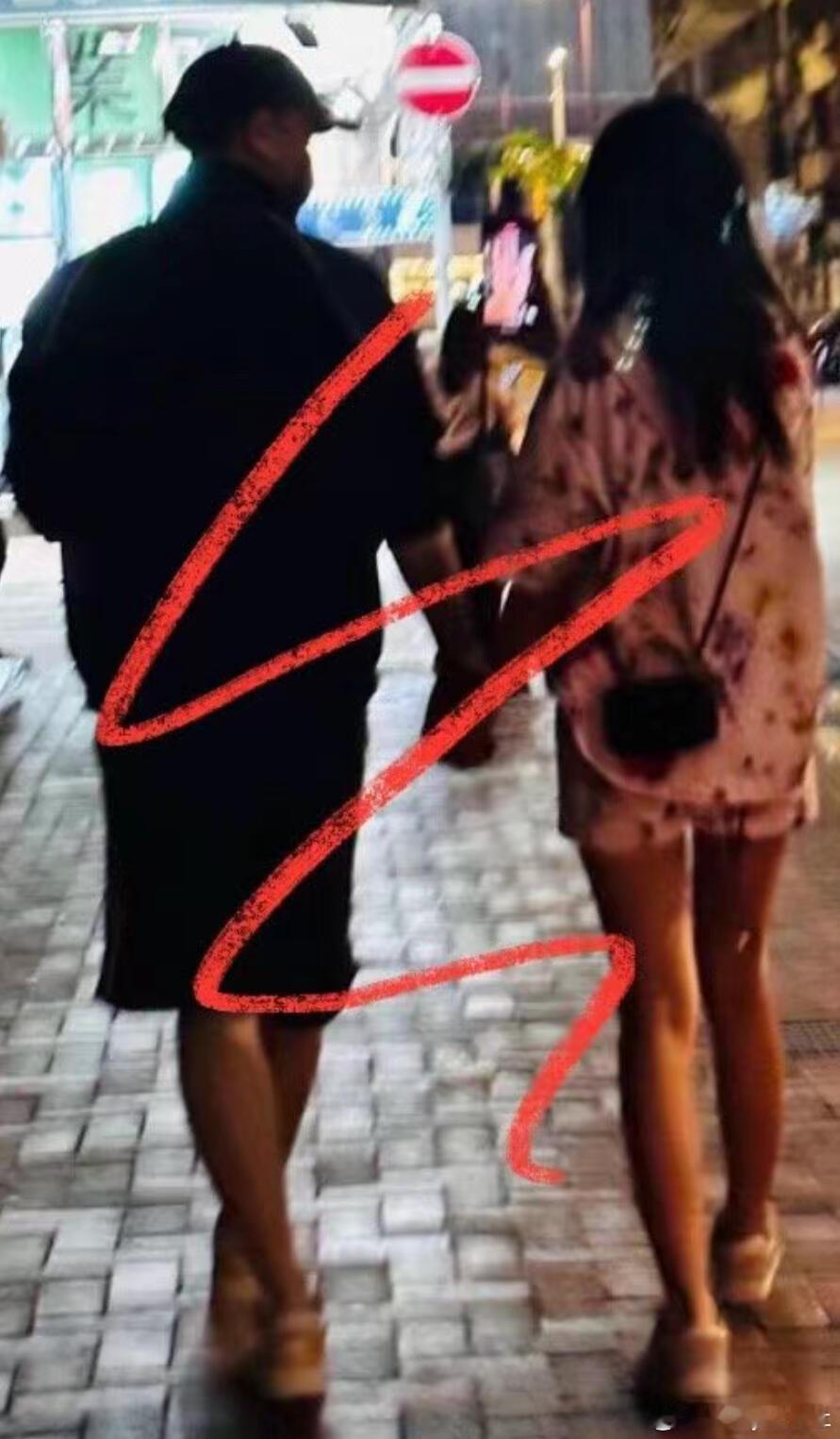#黄子韬徐艺洋官宣前牵手照#黄子韬是小娇夫吧，走路的脚都是交叉的[允悲]#黄子韬