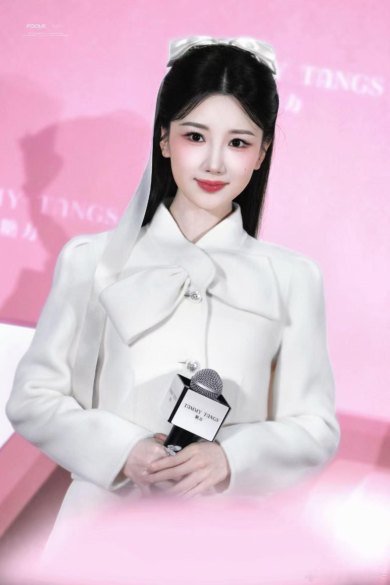 姐今天完全是一颗奶糖🍬毛晓彤的贵卡造型加一毛晓彤内娱贵姐一