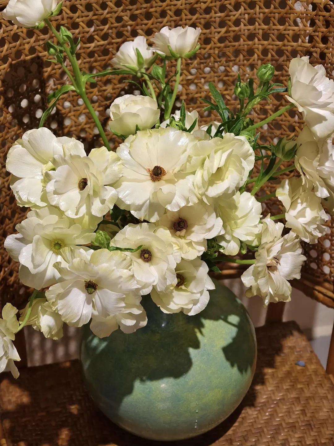 过了40岁，才渐渐悟透的事：

1、娘家的家住不牢，亲戚的饭吃不饱。

2、九分