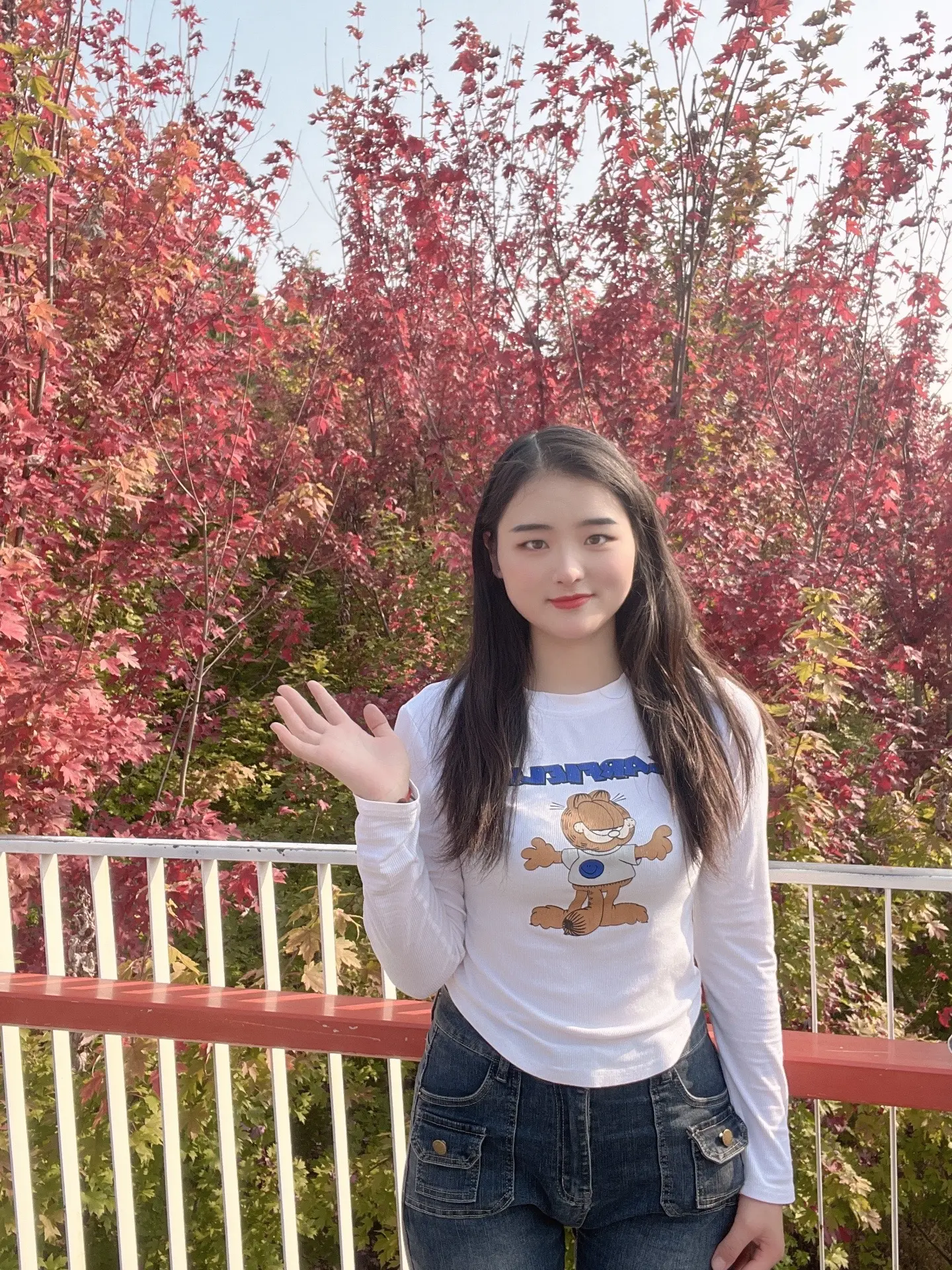 她们觉得你桀骜不驯 没女孩样 但我知道 那只是你的外表 你是小爱哭鬼