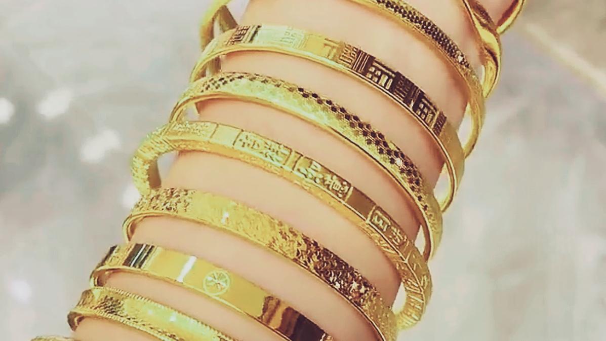 🔥金价疯涨太香了！女子出手300克黄金，直接变现30万落袋为安！
国际金价屡破