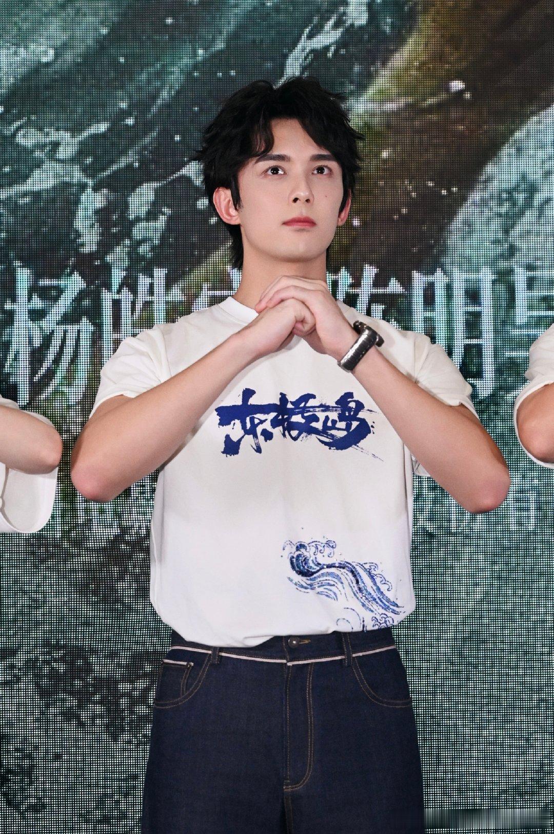 费振翔夸吴磊演得特别好吴磊感动但不敢动东极岛直播回忆电影里阿赑最后把阿荡背回家的