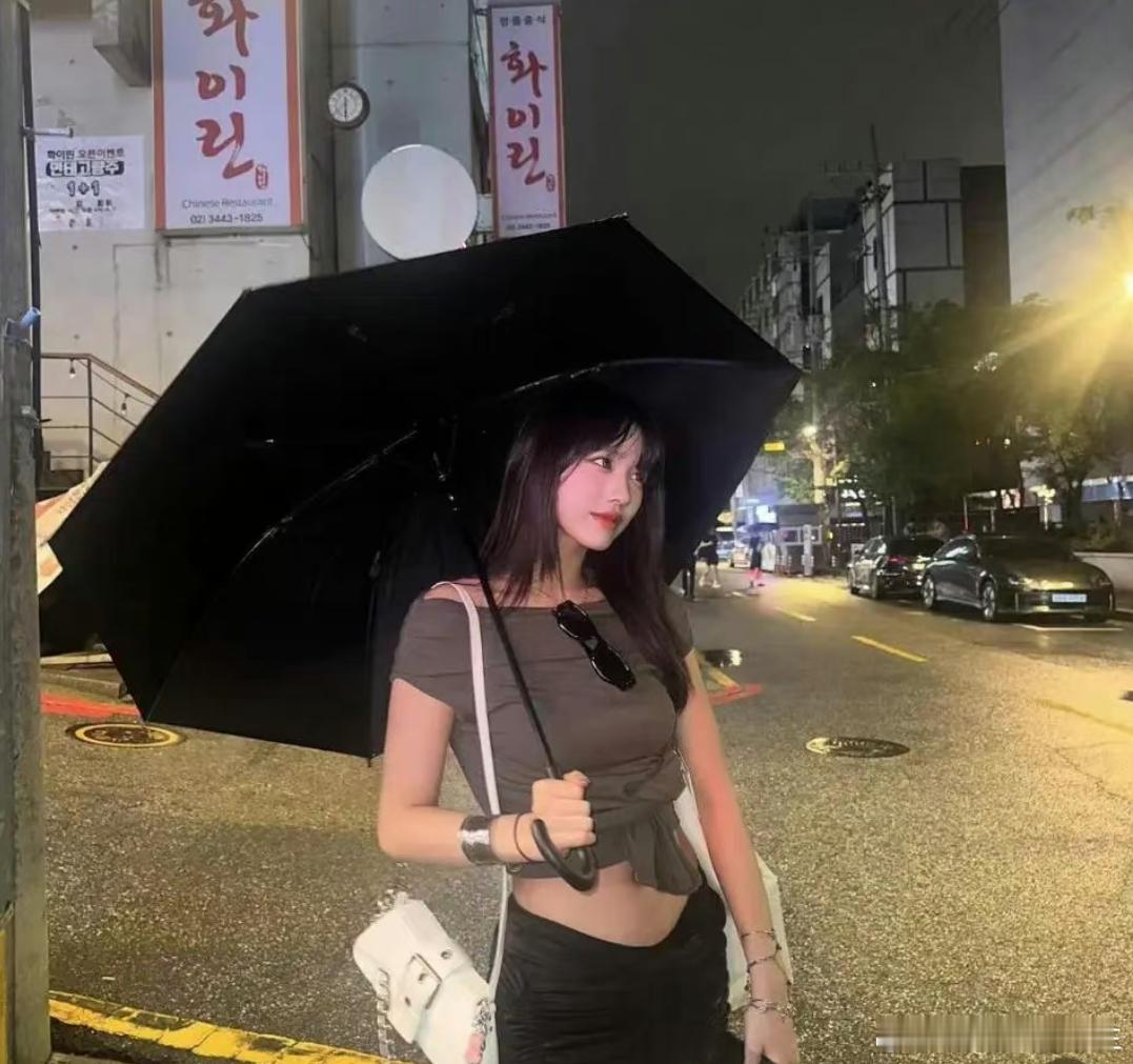 #汪峰女儿小苹果游韩国#看来还是多半都继承了妈妈基因，不然怎么可能长得这么美呀[