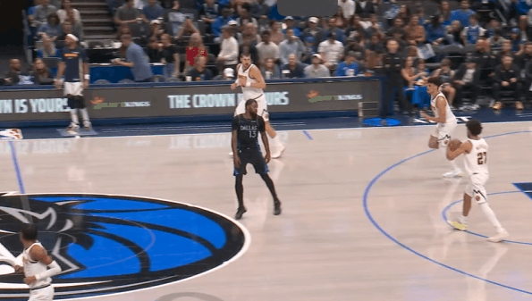 逐帧拆解：联盟助攻王！6镜头解析约基奇传球魔法图1持球推过半场的同时点头（可能是