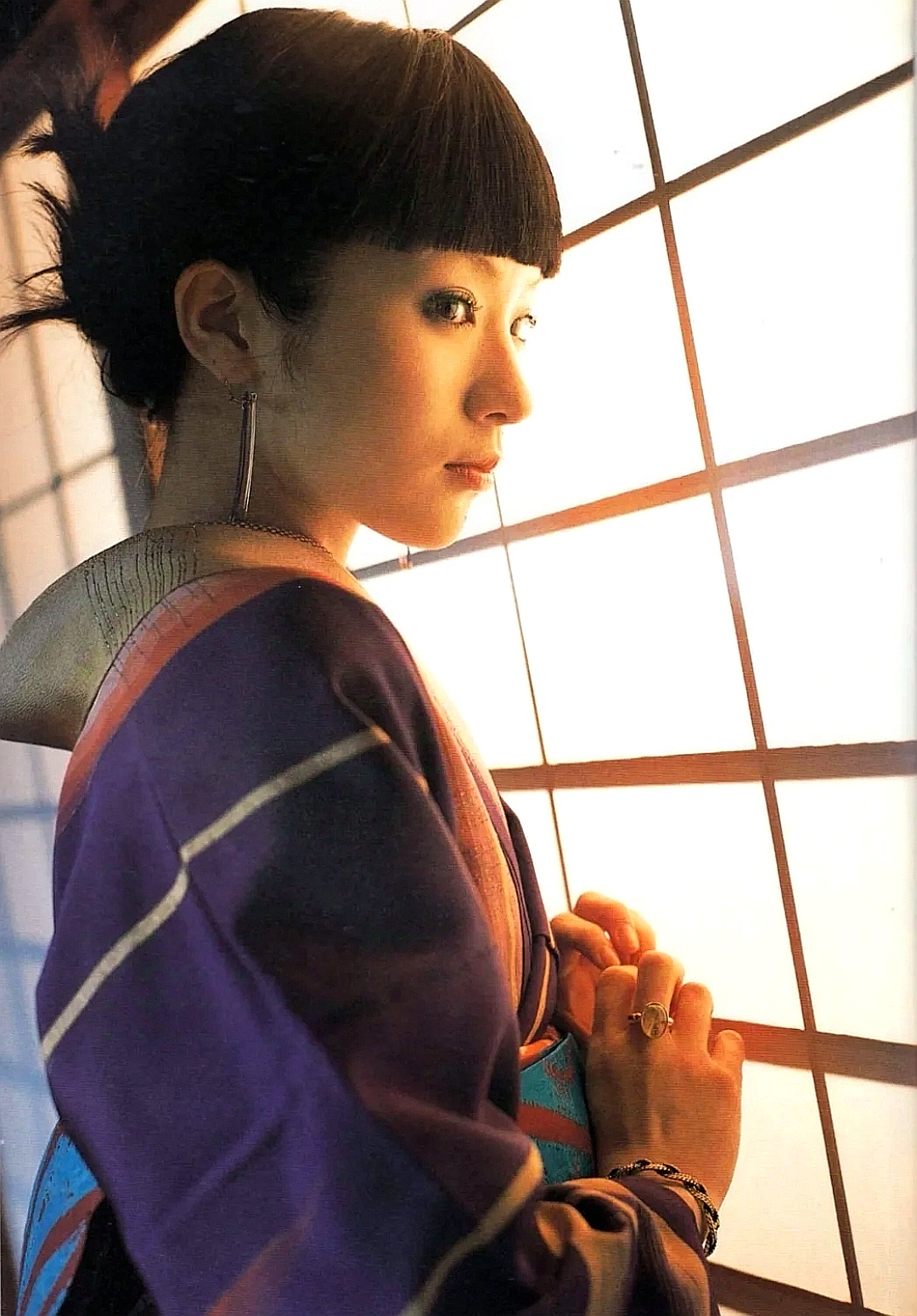 2003年，椎名林檎登上《S&R》杂志的一幅和服写真。 ​​​