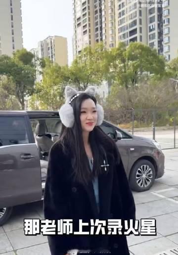 管乐火星情报局上班 管乐的精神面貌让观众觉得好磕啊哈哈。看到姐姐笑着上班的路透之