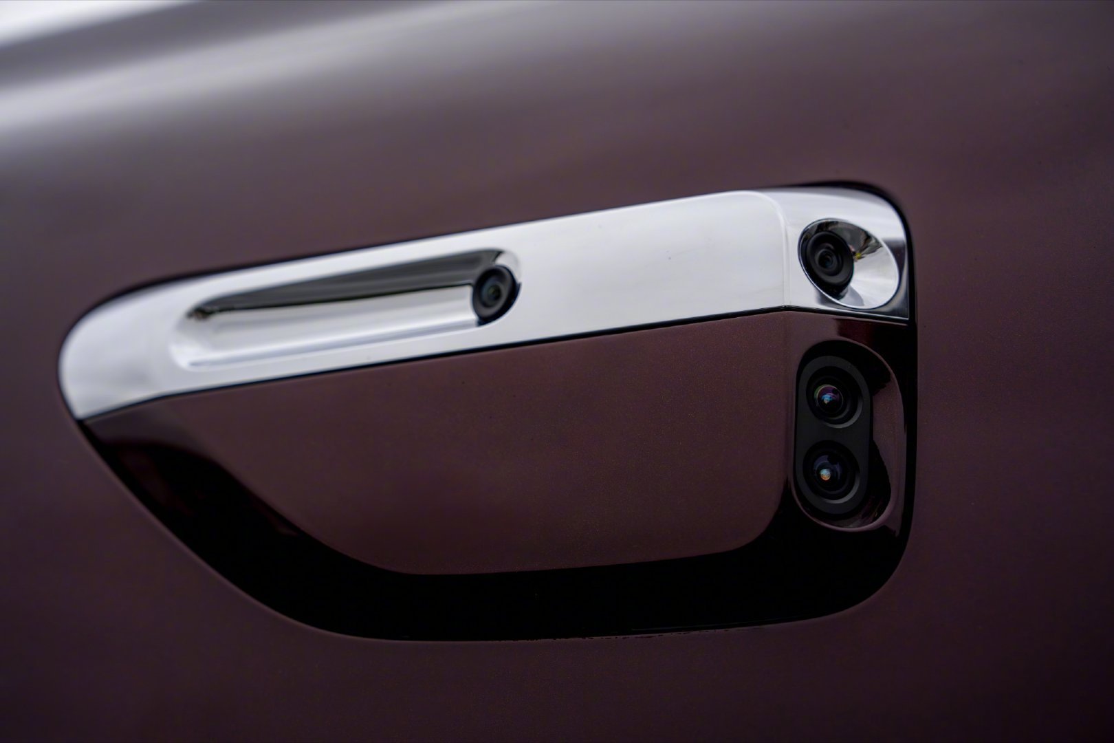 问界M8升级四激光雷达华为发布了新款问界M8新车搭载1颗896线双光路图像级主激