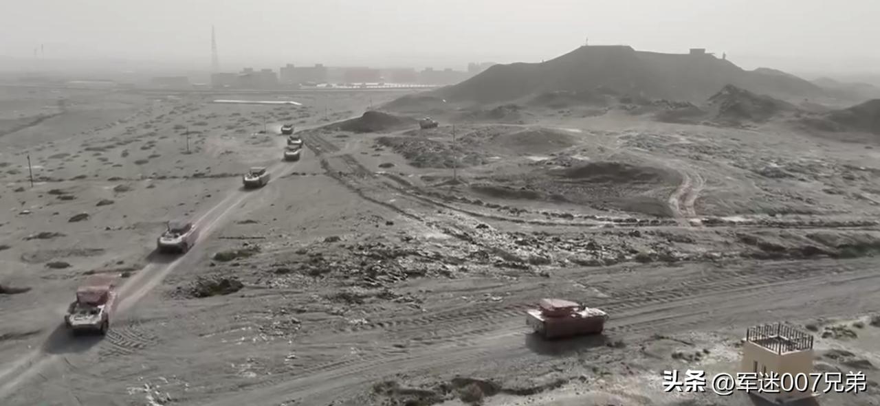在新疆库尔勒参加中巴联训的，我军08式步战车，也装上了防御自杀式穿越无人机的“凉
