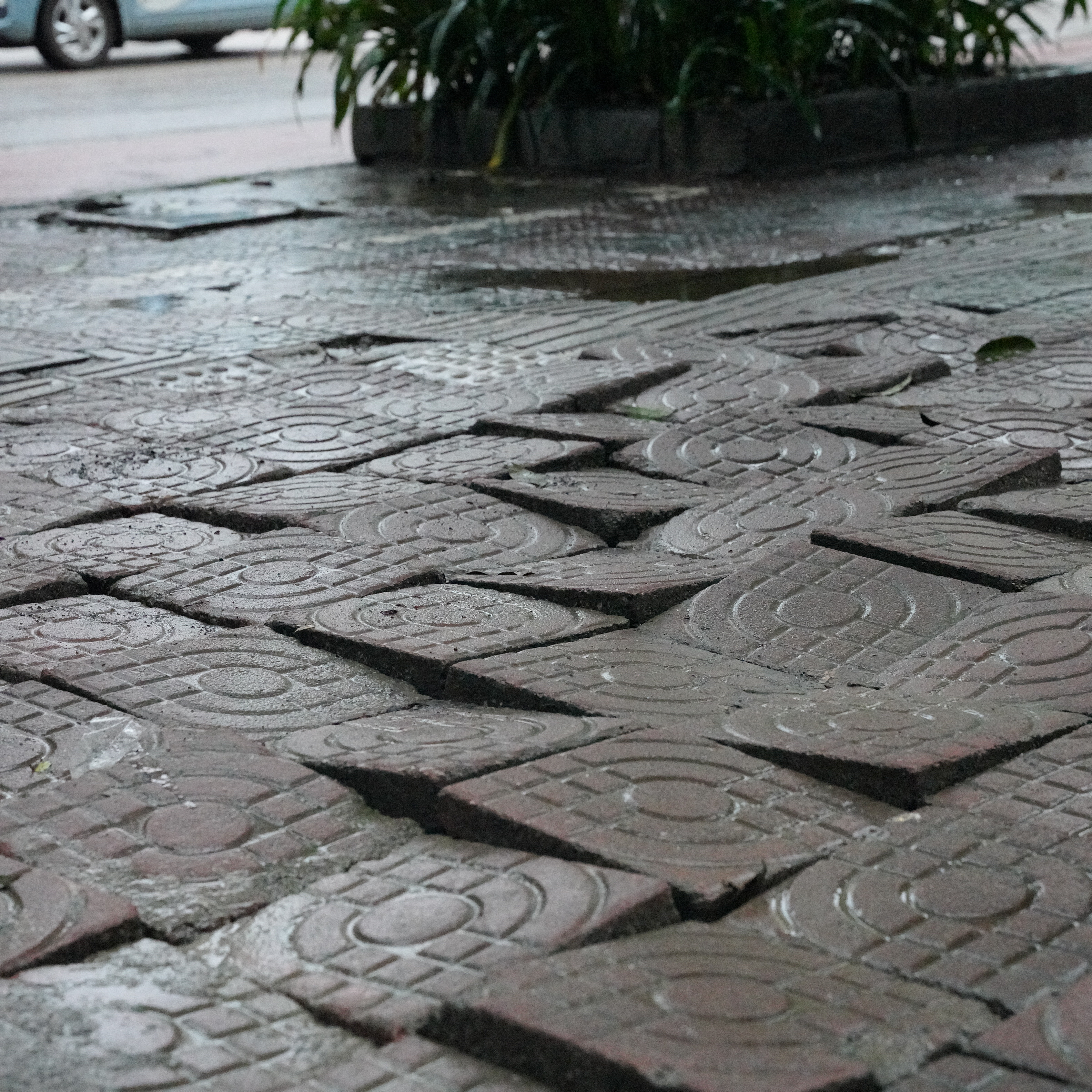 下雨天走路如扫雷 ​​​