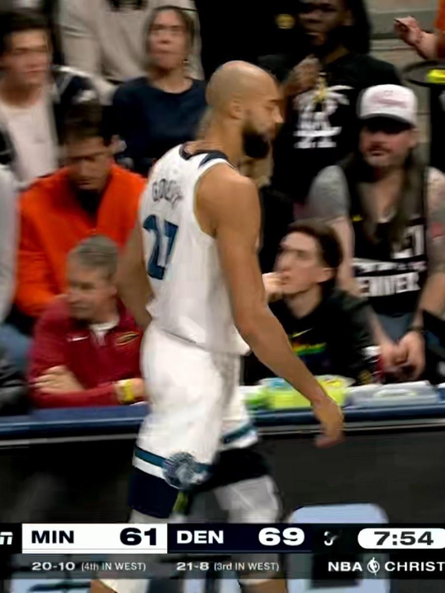 光棍下去，凶多吉少了么 那边约基奇两节半，已经大三元了，夸张。 