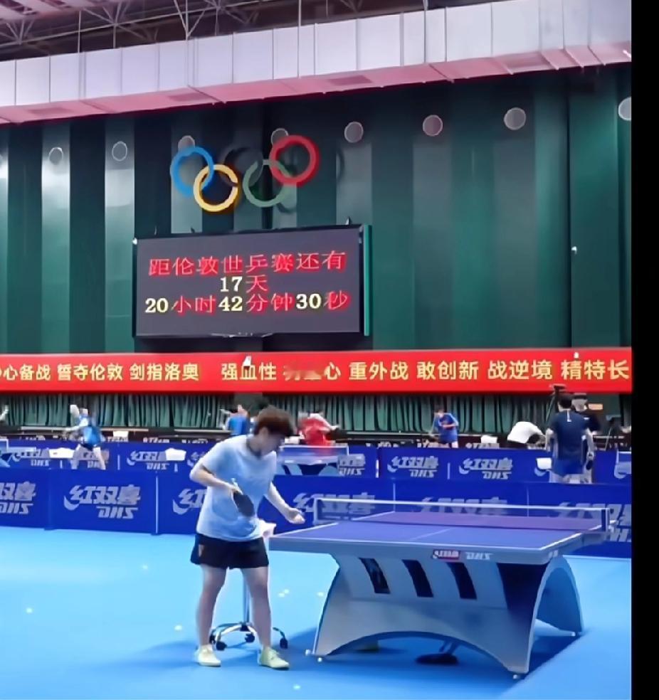 封训实拍！镜头里的大迪，和倒计时牌一起在发光✨
 
刷到国家队的封训日常，一眼就