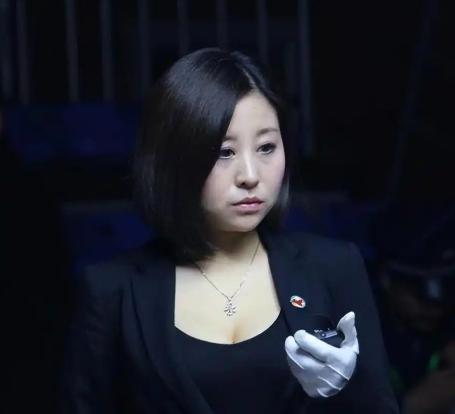 2026年8月，中国台球领域最漂亮的女裁判，因为穿着暴露引发争议，最后递交了辞职