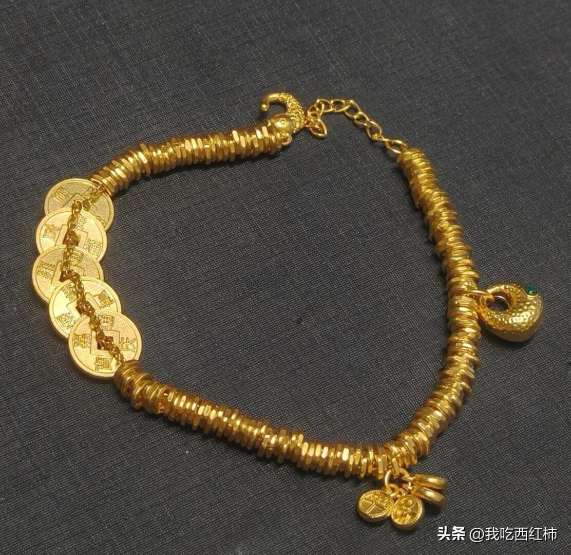 陪我一年多的五帝钱手链丢了
迷迷糊糊要睡着，忽然惊一下，手链没了，不知道丢哪了，