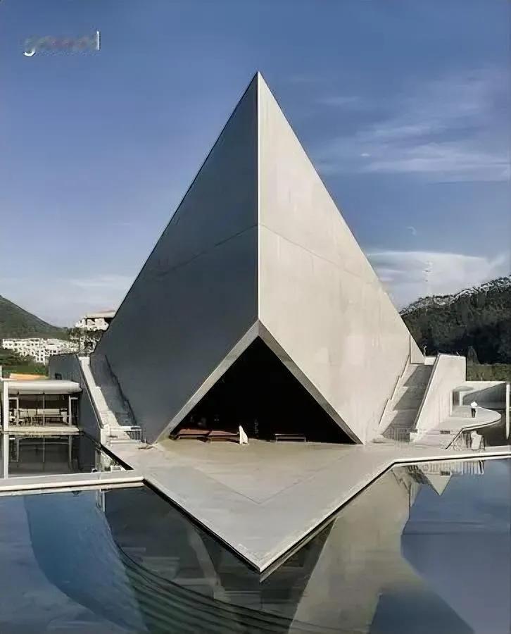 安藤忠雄新作惊到我了！

这建筑咋像毒蛇抬头？

最近广东河源的诗之礼堂火了，日