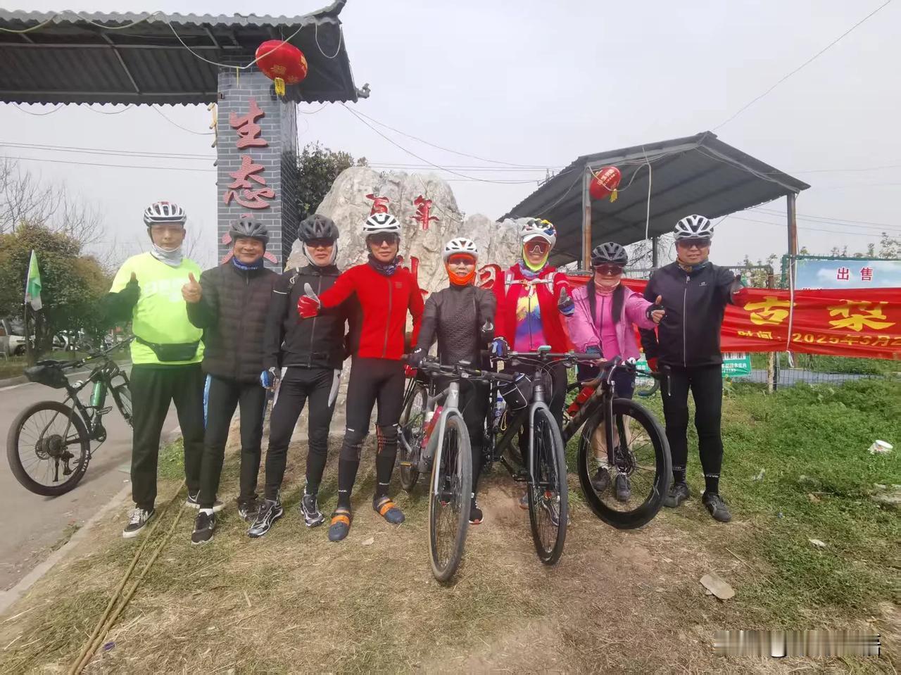 公路车与砾石公路车的区别:
两者在外形上大致一样，轮圈都是700的。
公路车追求