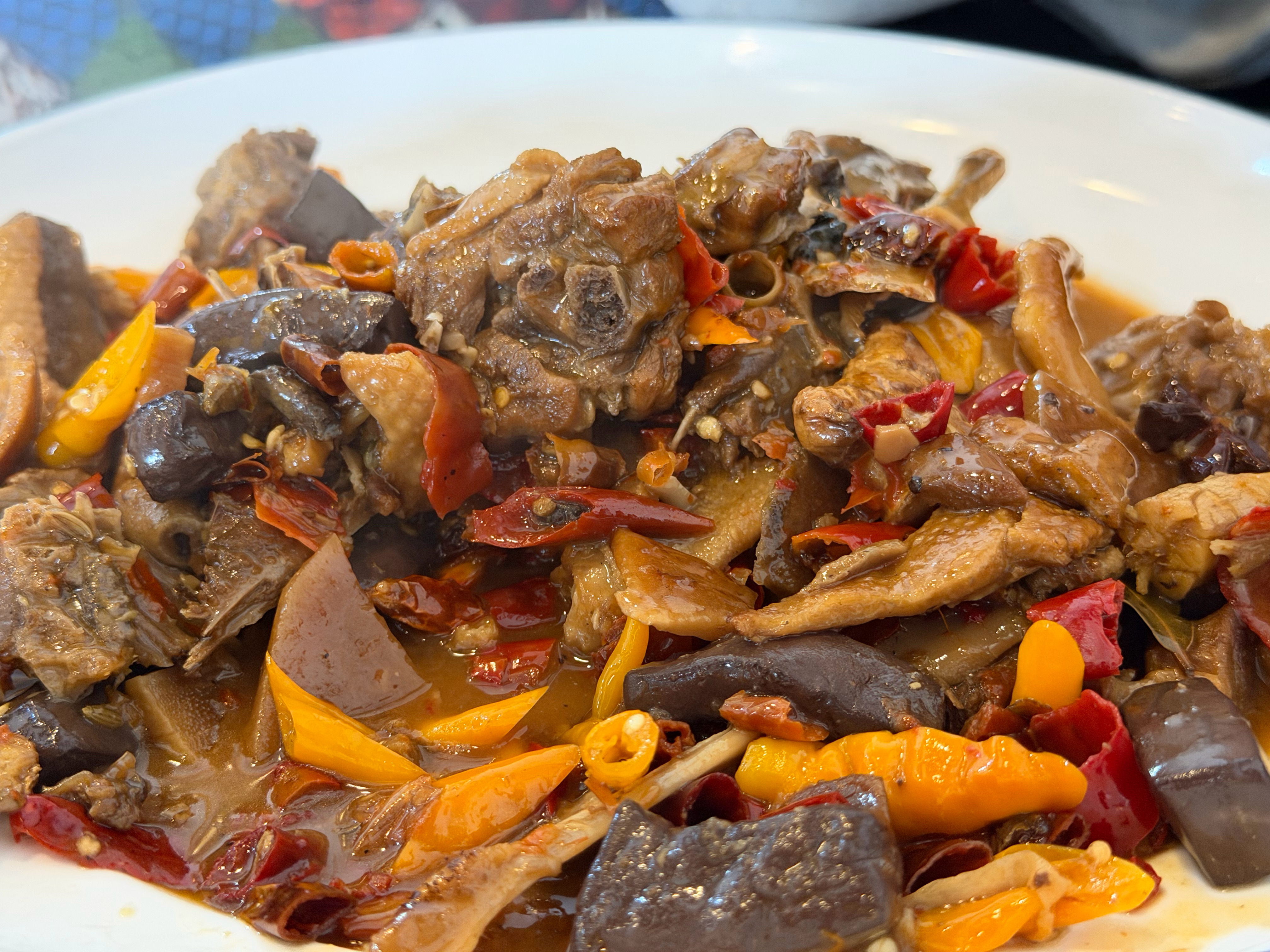 图一南雄酸笋鸭图二酸笋猪大肠图三烈火鹅图四鸡煲广东除了吃的多，好吃的更多