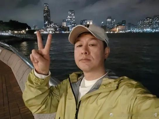 女演员姜尘说自己被前任家暴，还说对方睡了自己的好闺蜜，并拍摄了亲密视频。姜尘还透