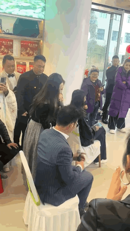 这个我没有看懂，
我觉得她们两个在炫耀，
我觉得她们是认识的，
但是我没有证据。