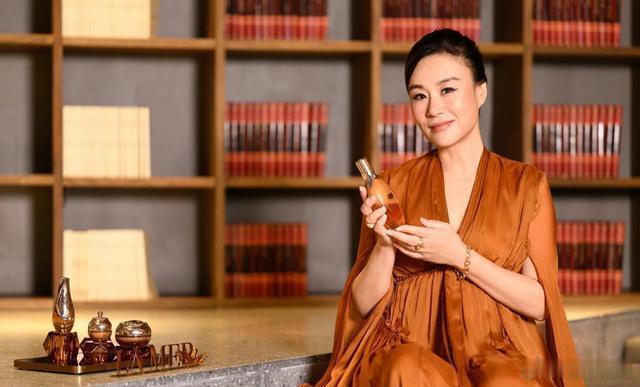 邬君梅透露丈夫已病逝邬君梅与奥斯卡相伴近30载，历经9次试管失败仍相濡以沫，丈夫