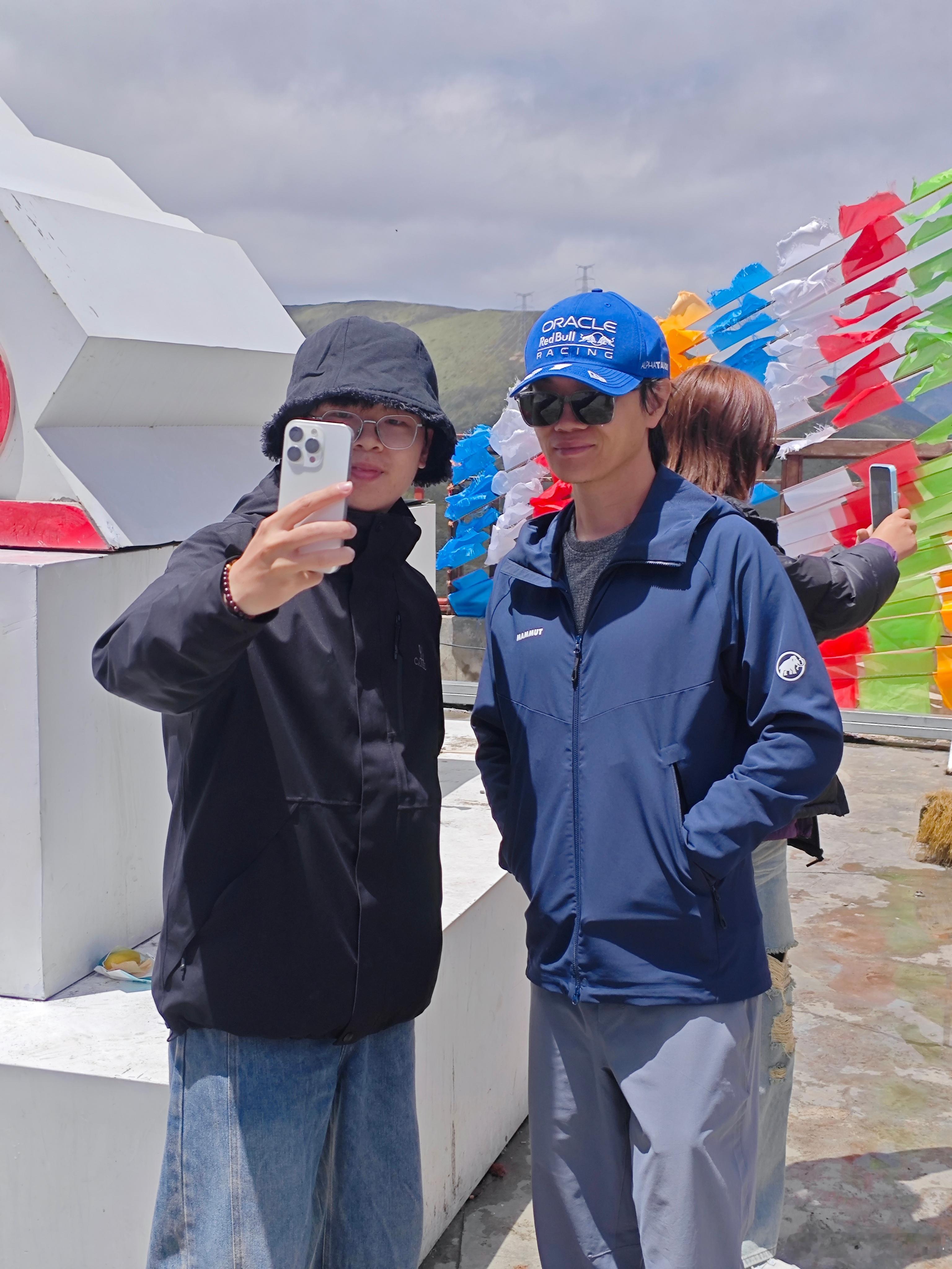 在哪儿都能被粉丝认出来合影，我们就没这烦恼 康定·折多山观雪台