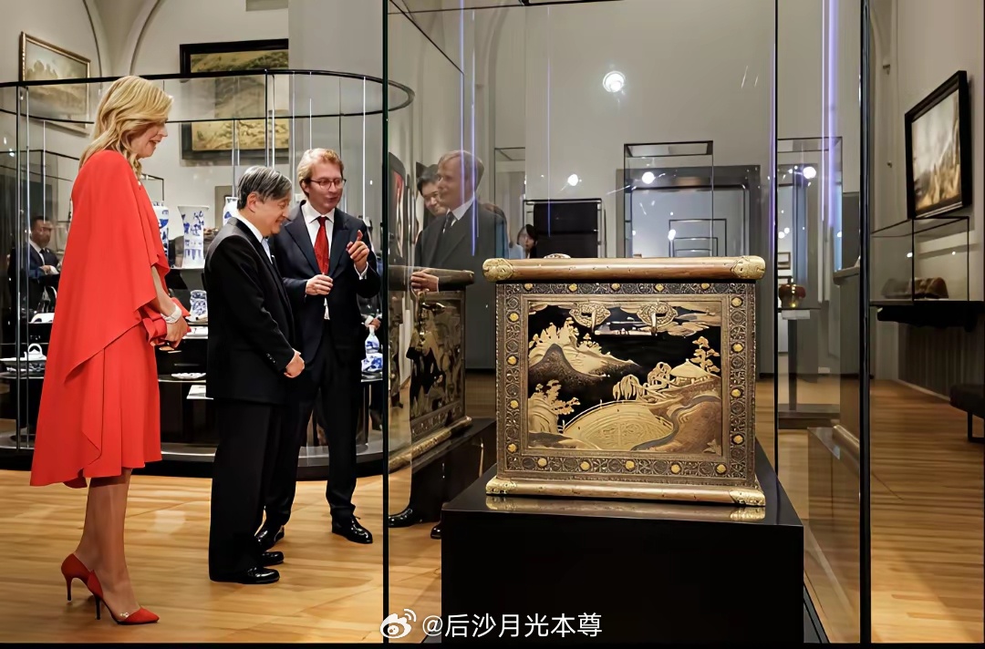 6月18日，荷兰王后玛克西玛陪同到访的日本德仁，参观阿姆斯特丹国立博物馆。178