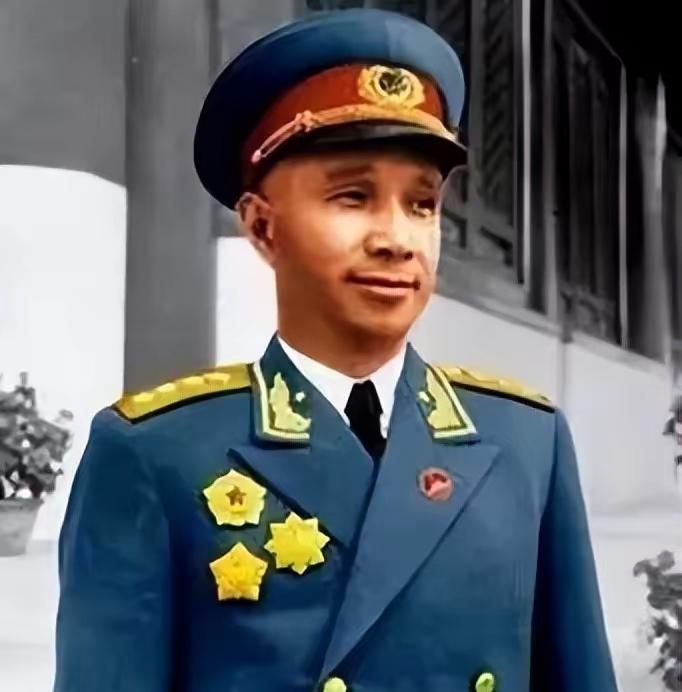 1960 年，毛主席邀已被撤职的粟裕前来参加上海政治局扩大会议，会前曾对他说：“