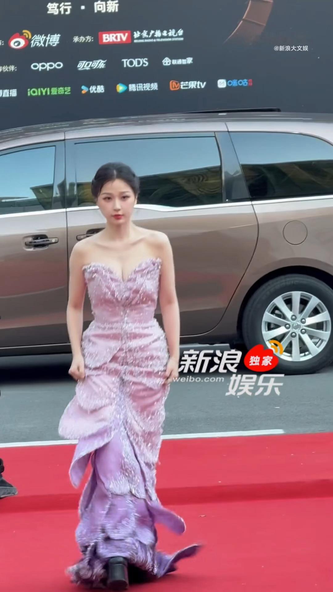 虞书欣｜2024  今日亮相  的虞书欣 ，演绎了一套出自 Sara Mrad 