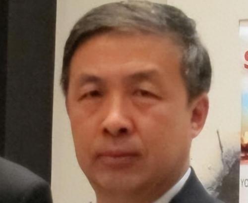 “中国现在向美国投降还来得及！再晚就要‘跪着’了，”几年前，中国专家马臣曾公开宣