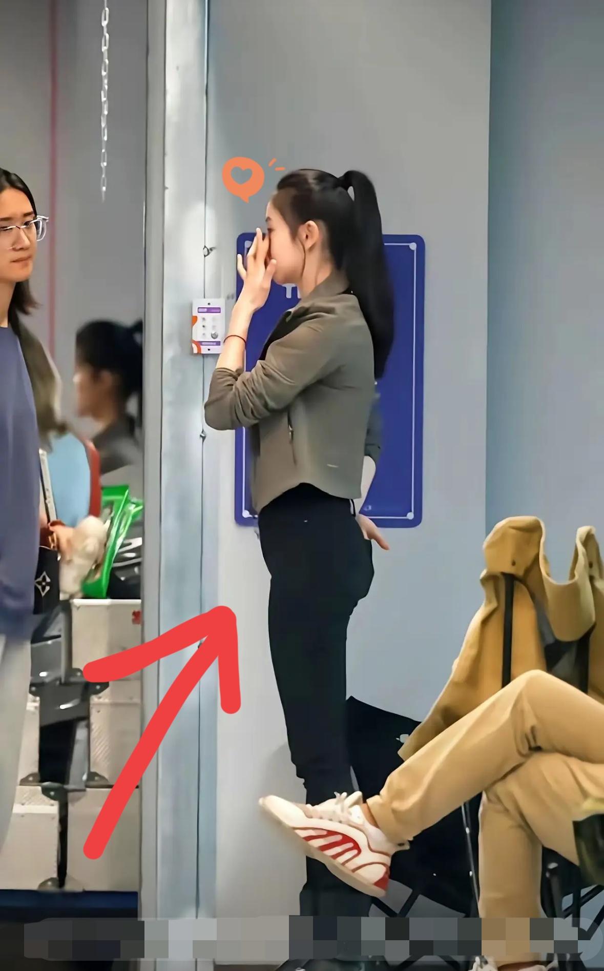 春晚上那个跳舞的姑娘，
镜头从她腰间扫过去那一下子，
网上直接炸了锅。

一袭长