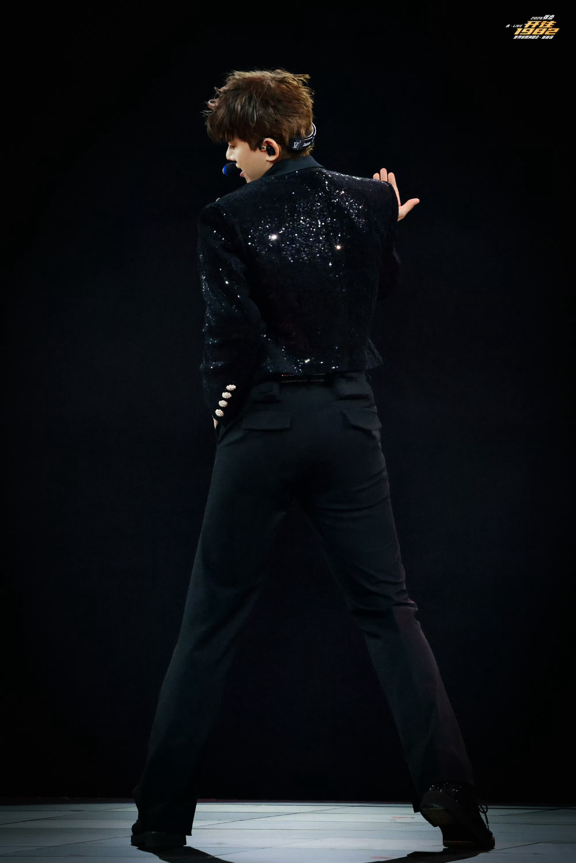 张杰演唱会有常驻观众了心理委员我真的不得劲了，送小北币，送体育场巡年卡，送大疆p