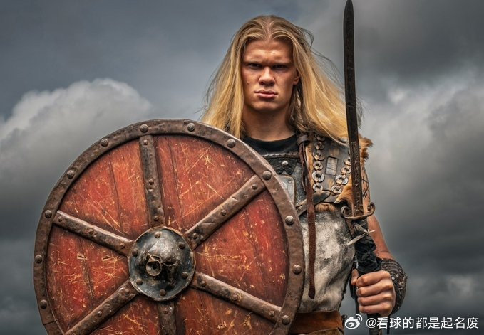 哈兰德维京战士造型 别人踢球是球员，哈兰德踢球是维京领主下山征战足坛。全副维京装