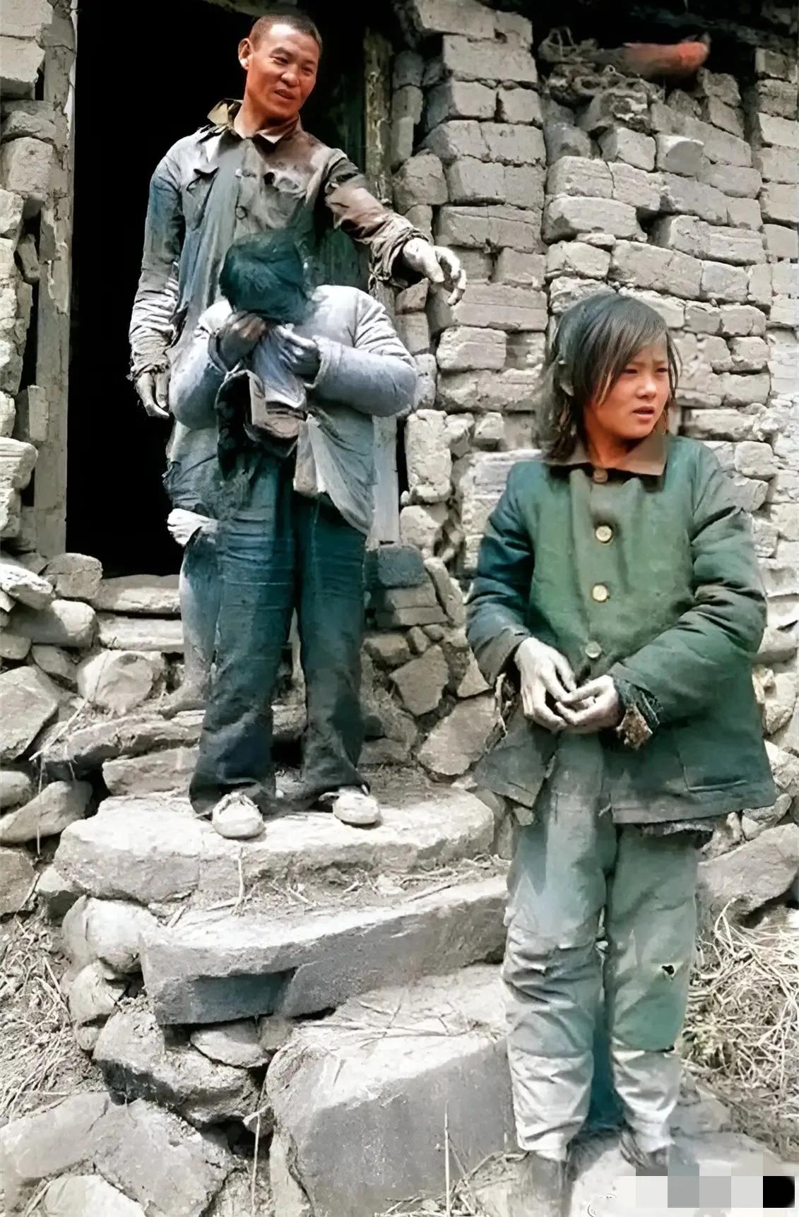 1991年，河南商城，一户贫苦的家庭，家徒四壁，门口的一个女孩用衣角擦拭眼泪，她