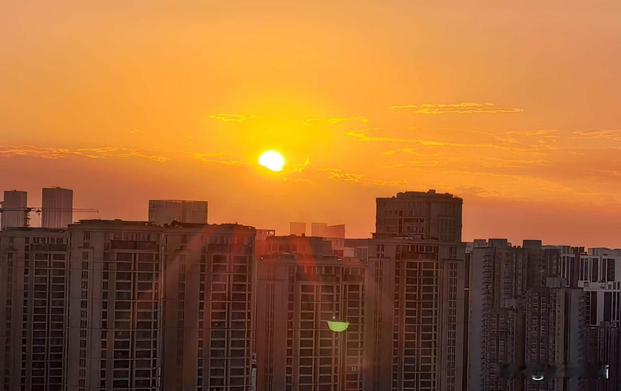 《日落》
夕阳西下落日晖，
每日天象各不同。
雨后天晴最美丽，
今日黄昏入画图。