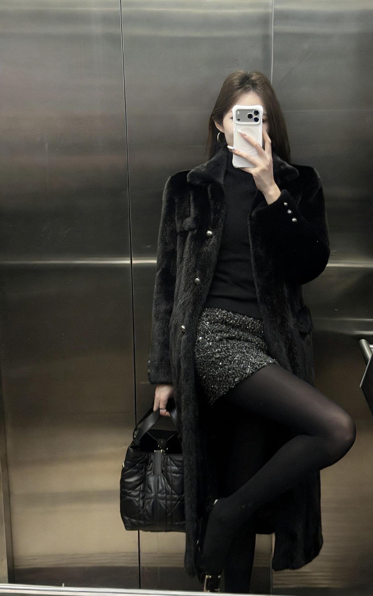 这套穿搭走的是贵气性感风，把高级感和女人味平衡得很好：

• 外套：长款黑色环保