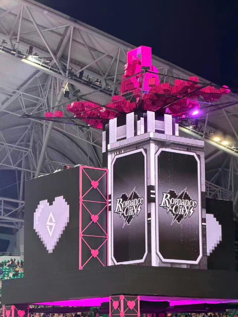 汪苏泷演唱会结尾VCR汪苏泷城堡和桃心晶体都炸了 告别不是结束，是更好的开始！罗