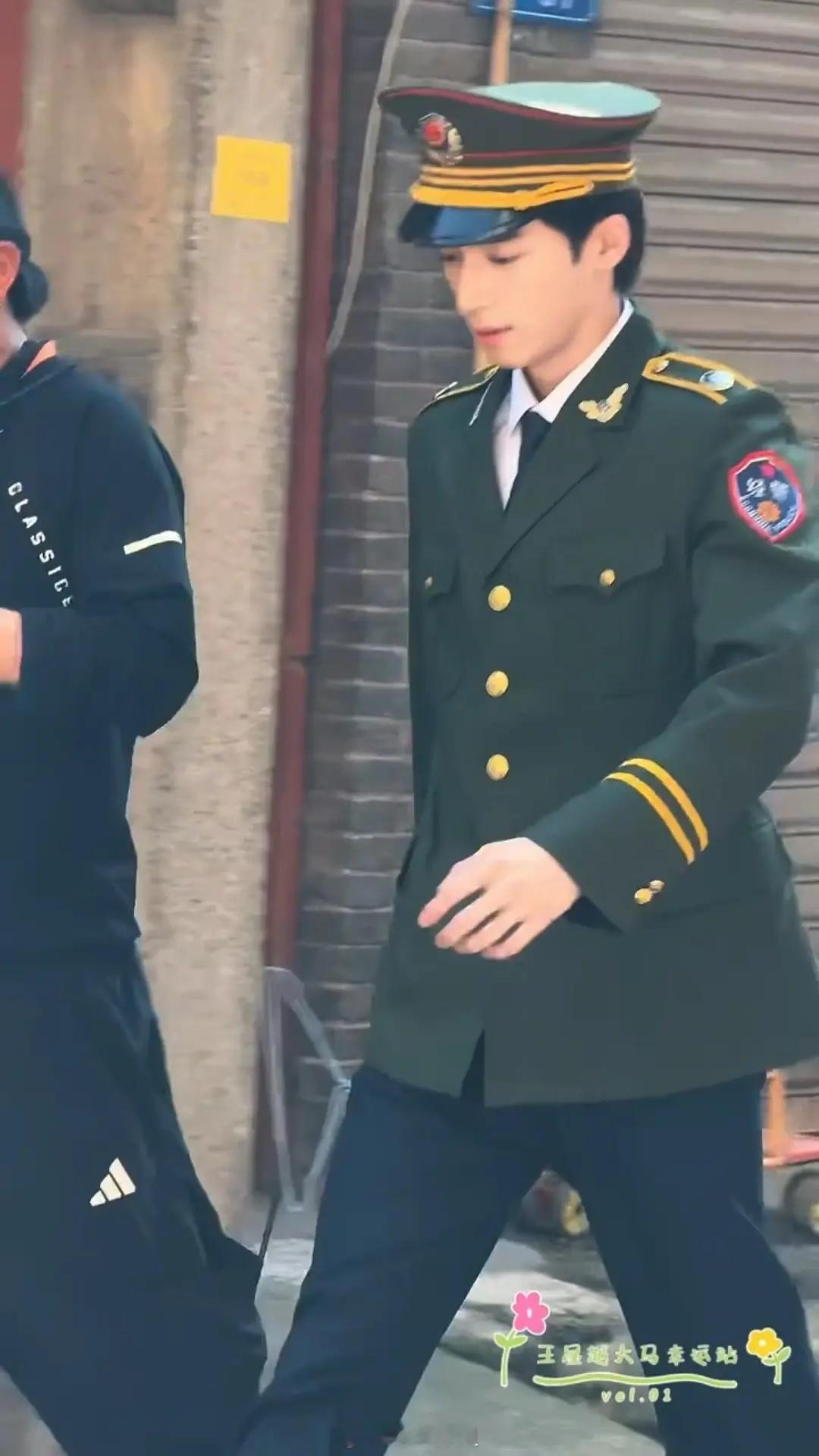 王星越新剧暴虎开机第一天制服look怎么样 ​​​