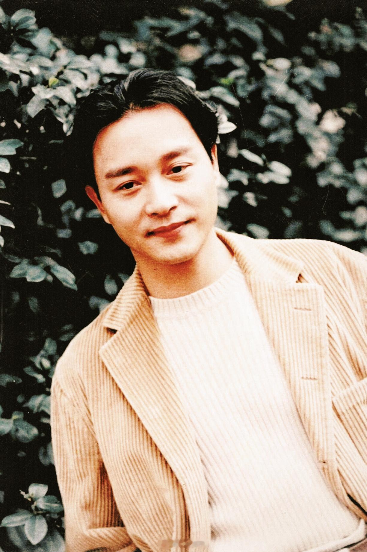 张国荣[超话]  搭乘花絮去幕后  真的好喜欢哥哥穿这件卡其色灯芯绒外套，暖暖的
