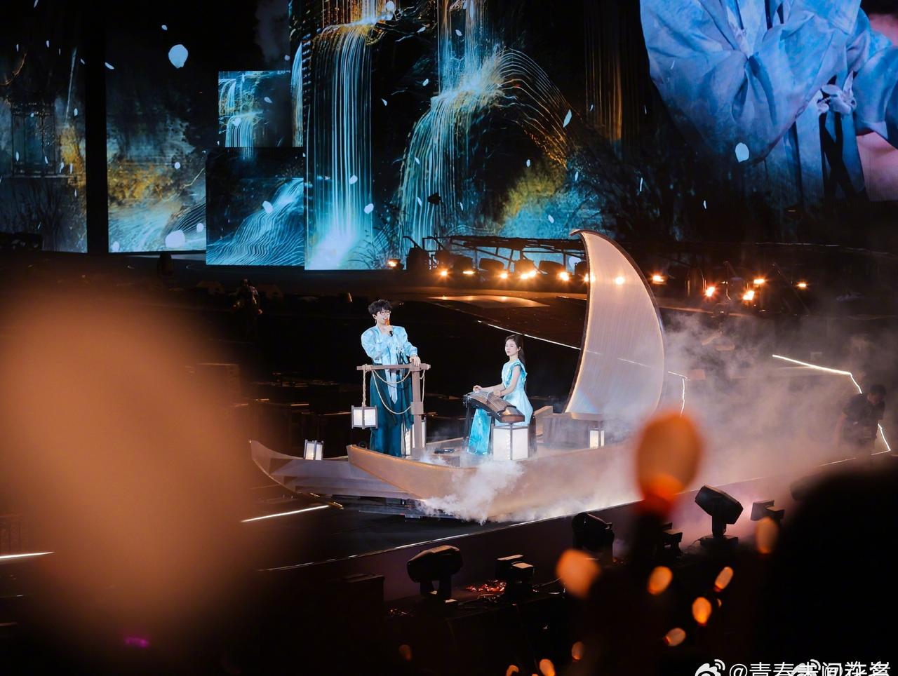 东湖的湖水见过卸下偶像包袱的许嵩，演唱会的灯光记住了他通透豁达的发言，平凡相遇成