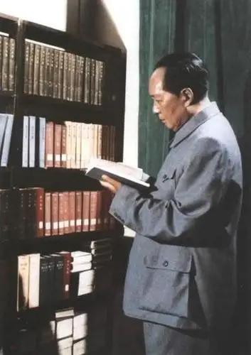 青年毛泽东带着两麻袋书走进北大图书馆，开启了他的读书革命。他的读书方式独特，从《
