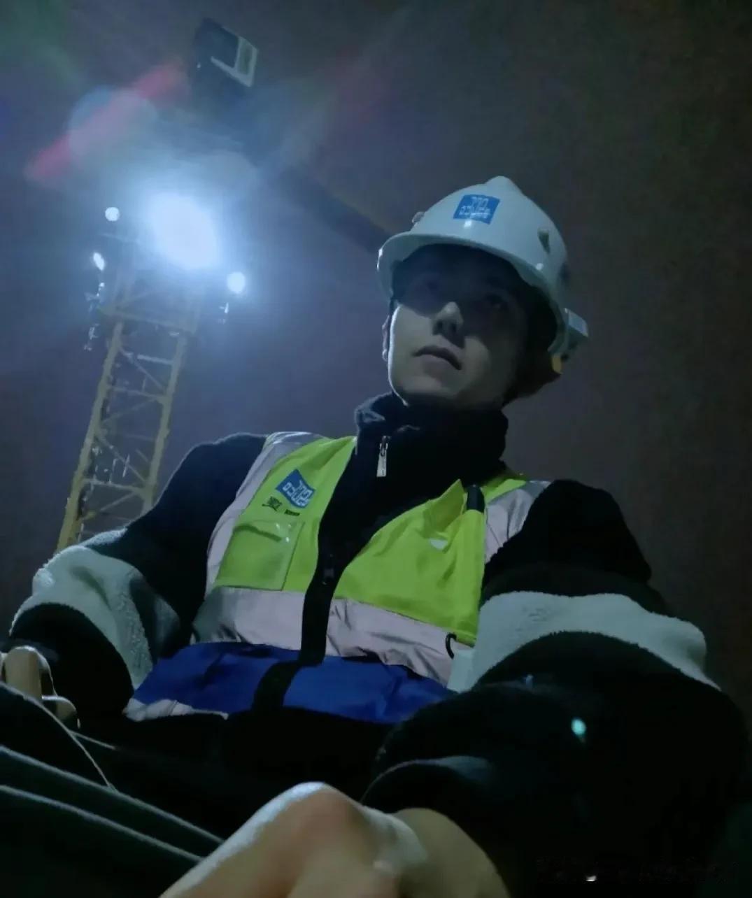 谁说土木机电男生找不到女朋友?

要是多几个我今天看到的这位“一建彭于晏”这么好