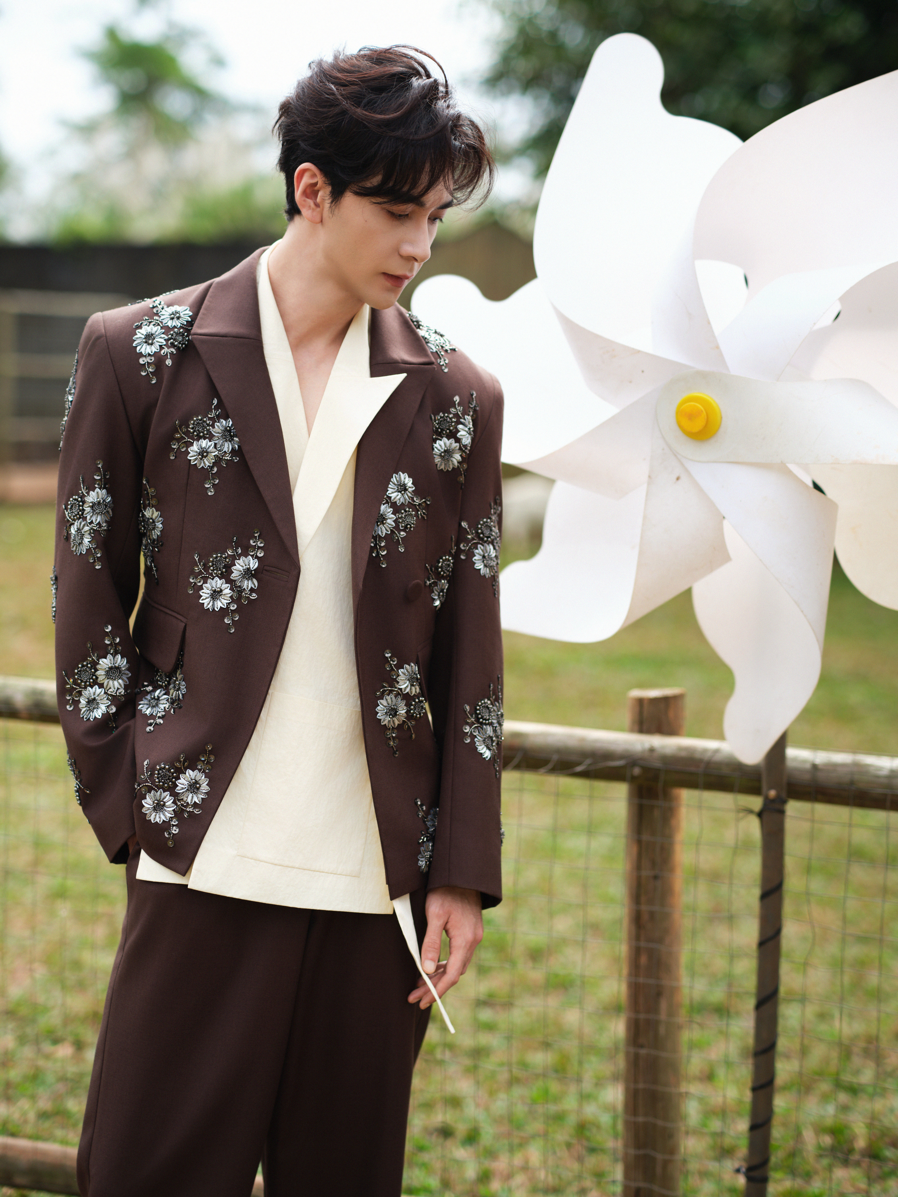 陈星旭金鹅奖出图 陈星旭金鹅奖造型出图，这套棕色西装搭配银色立体花朵造型帅出新高