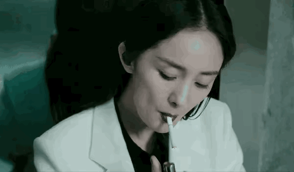 同样的抽烟镜头……，不会抽烟的我觉得周迅的最丝滑，抿嘴那一下和我那多年老烟民的爹