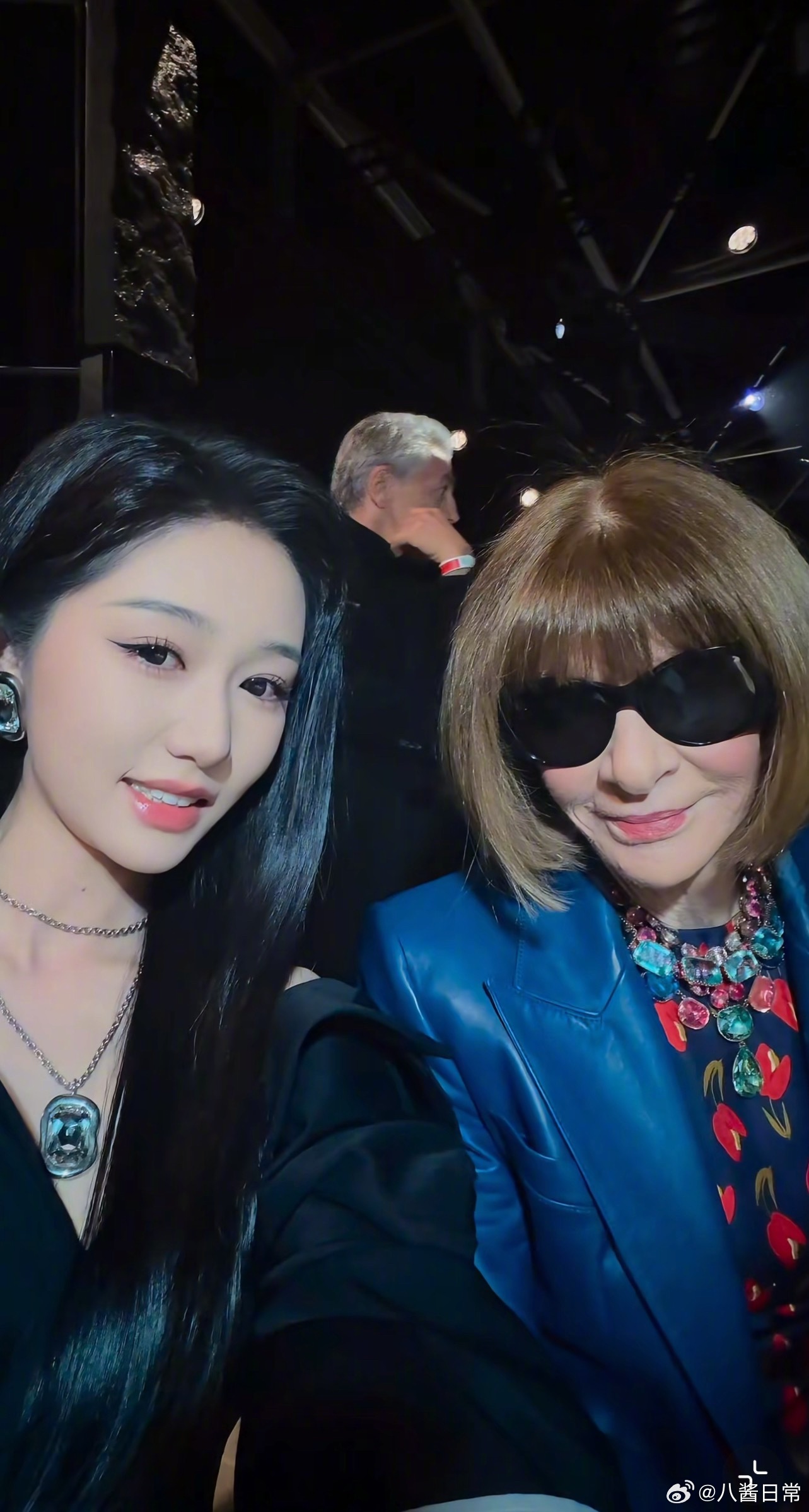 岳雨婷和前美版VOGUE主编安娜合照岳雨婷晒纪梵希邀请函