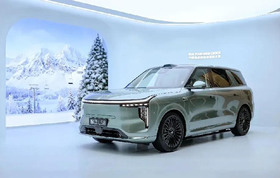 从外观看，就是时尚潮流的代名词。美轮美奂，辨识度极高。封闭式进气格栅，贯穿式日行